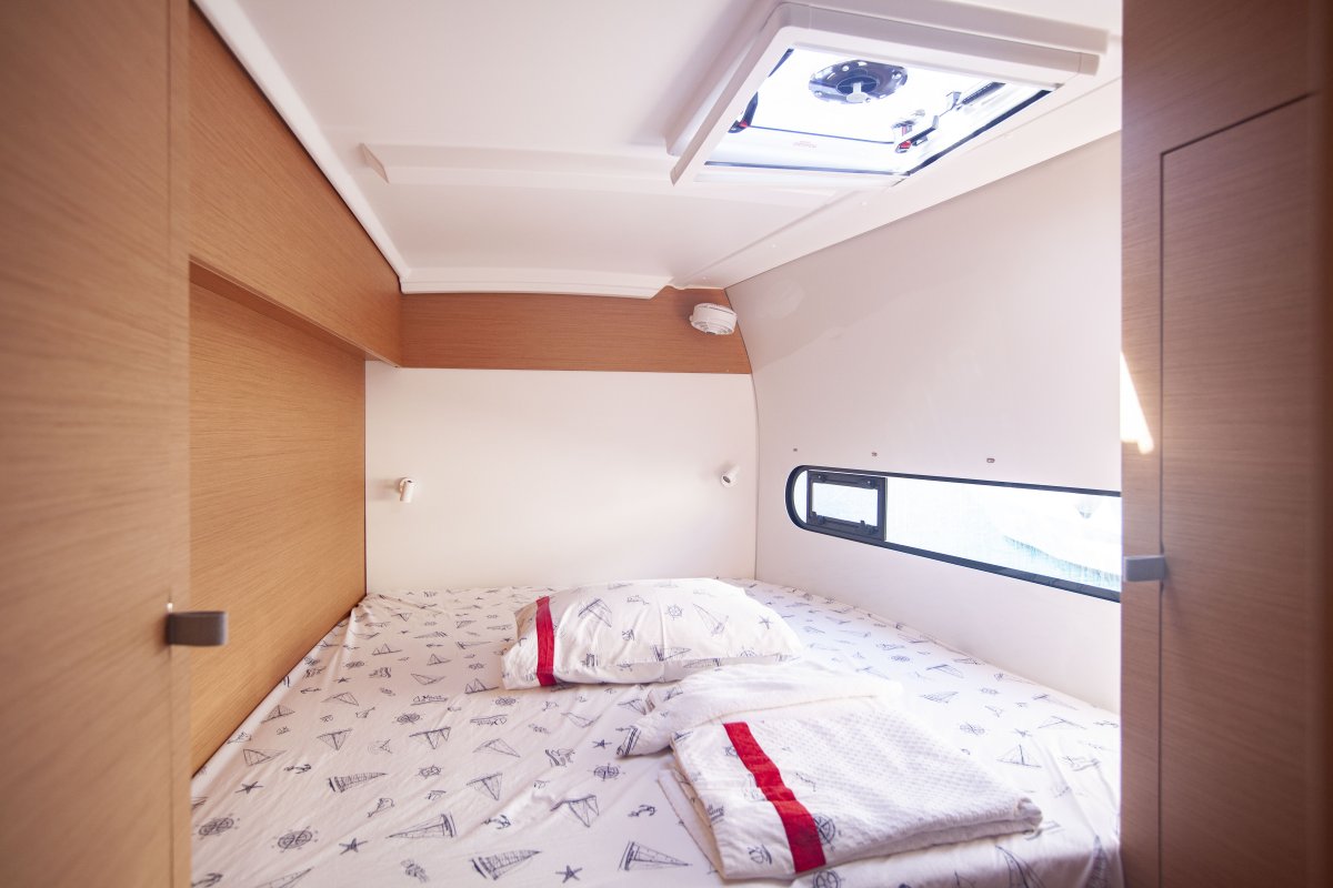 Front Cabin (starboard side)