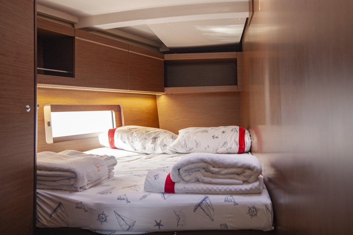 Front Cabin (port side)