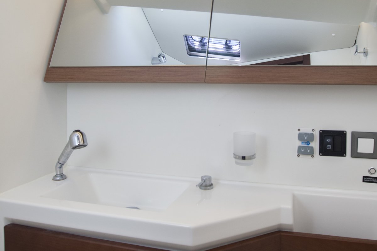 Front WC (starboard side)