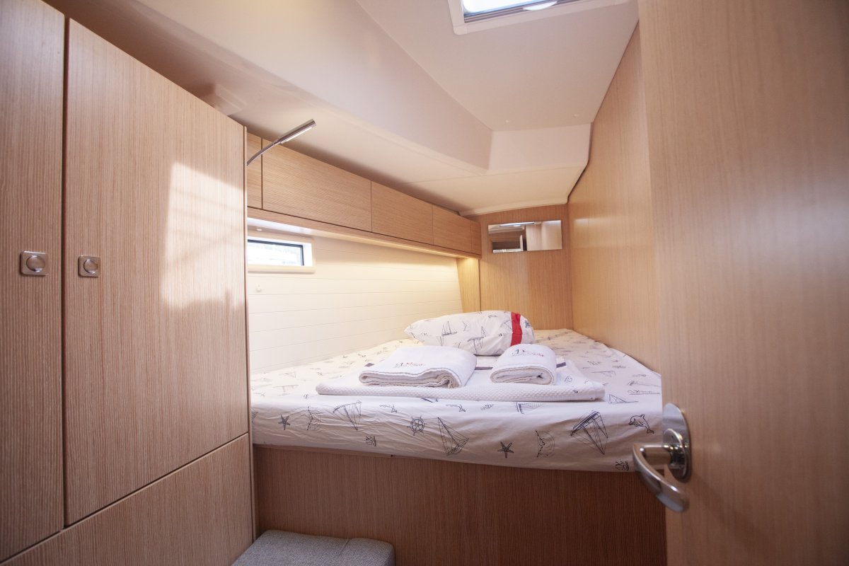 Front Cabin (port side)